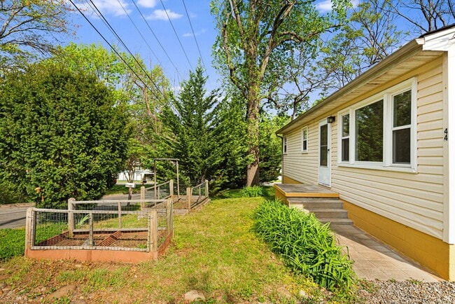 Building Photo - Sunny 2-Bedroom Home with Fenced-In Yard a...