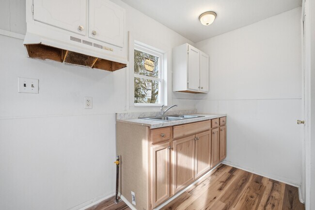 Building Photo - 1614 W 18th St