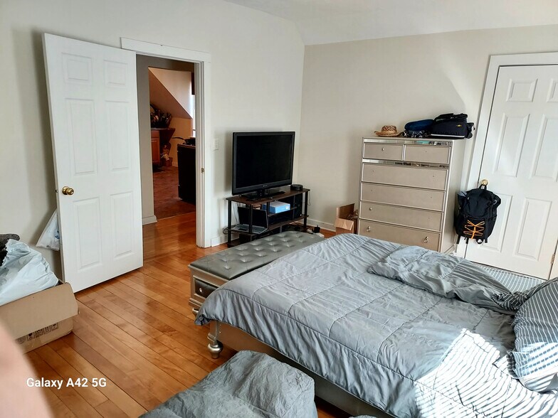 Building Photo - 64 Chase Ave