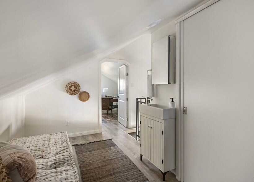 Building Photo - 211 1/2 S Burlington Ave