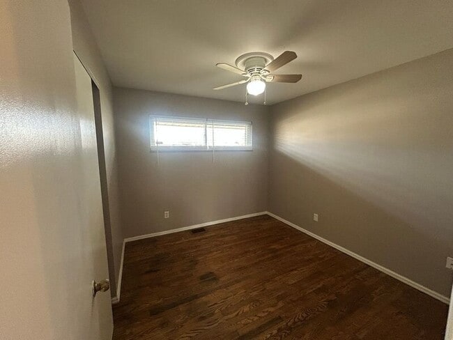 Building Photo - 2801 Royal Glen Dr