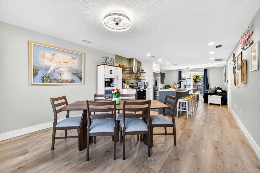 Building Photo - 1412 Gladys Cir