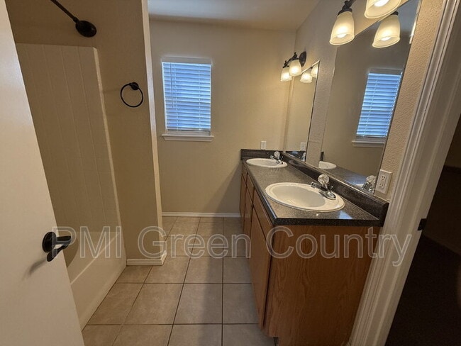 Building Photo - 8946 S 260th E Ave