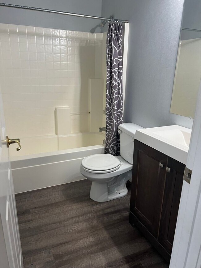Building Photo - Vaulted Ceilings, Fireplace, LVP Flooring,...