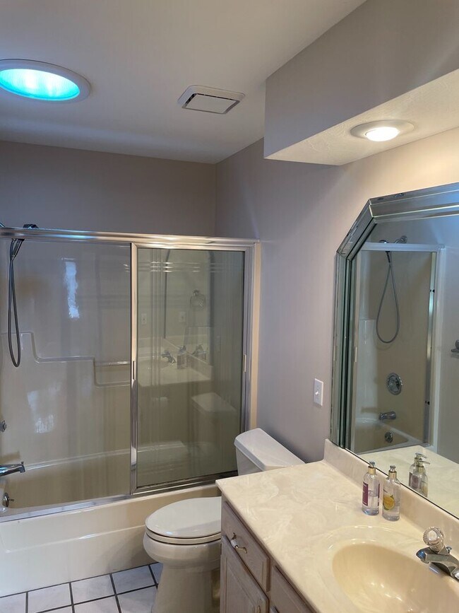 Building Photo - BEAUTIFUL Spacious home with an open floor plan in a great area!