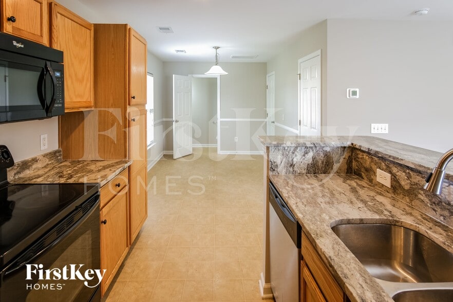 Building Photo - 615 Silver Moss Dr