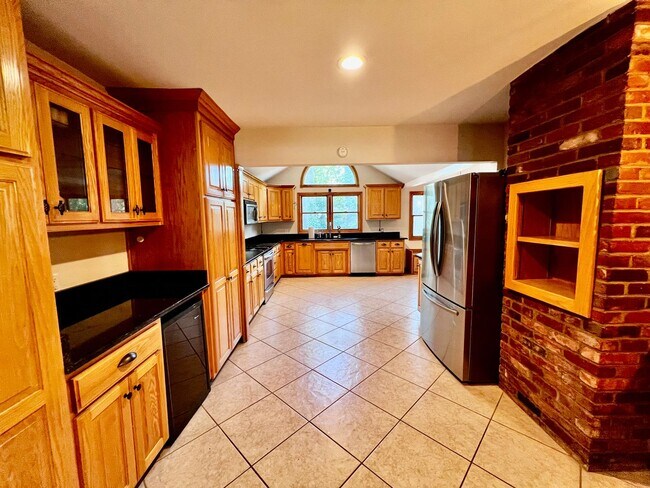 Building Photo - Brick ranch on half acre lot in Virginia B...