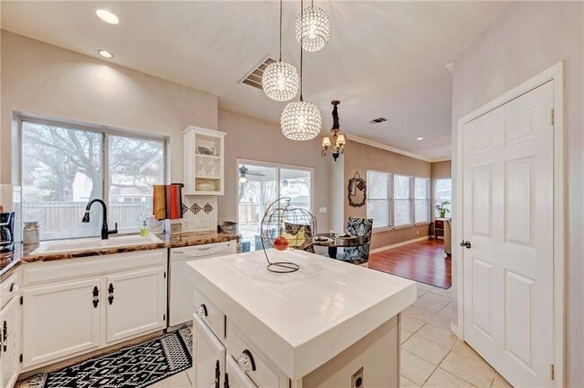 Building Photo - 1813 White Oak Loop