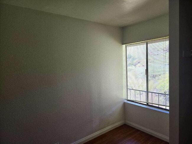 Building Photo - Spacious 3-bed, 2-bath condo is located in the heart of UTC, right on the UCSD bus line! It featu...