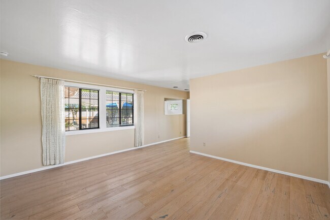 Building Photo - 190 Fairway Ln