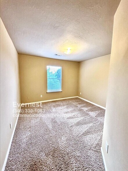 Building Photo - 19402 Sandy Woods Dr