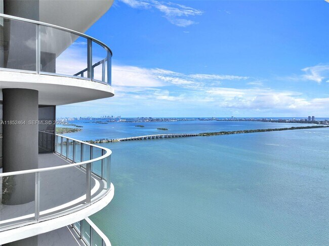 Building Photo - 700 NE 24th St