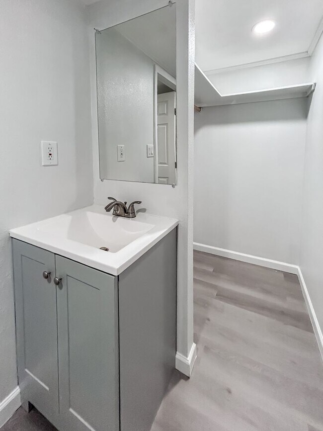 Building Photo - Move-In Ready Home Near Canyon Lake – Fresh Interior, Deck & Detached Garage