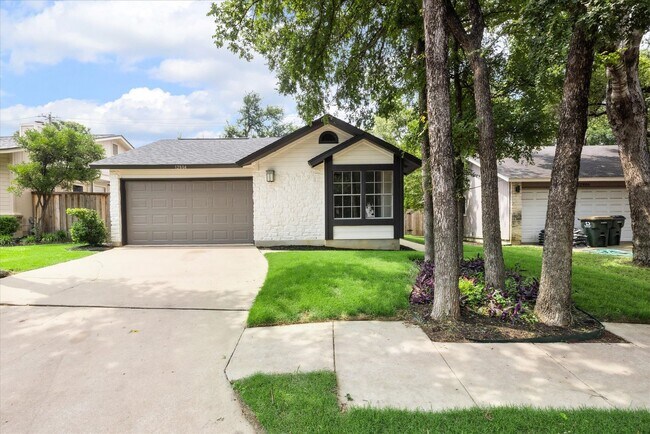 Building Photo - Beautiful 3/2 available now!