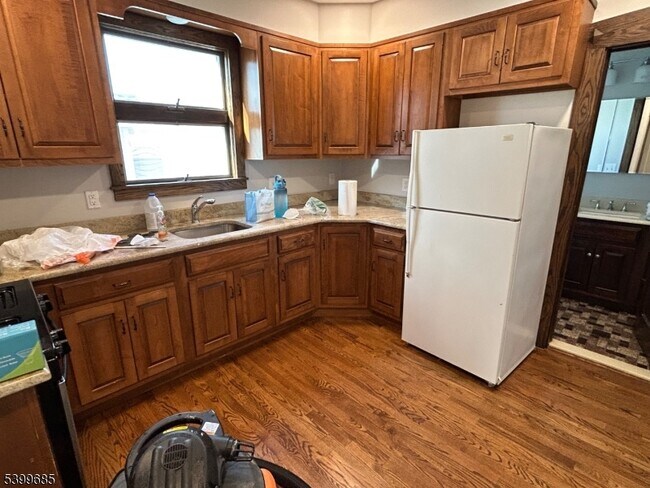 Building Photo - 256 E 7th St