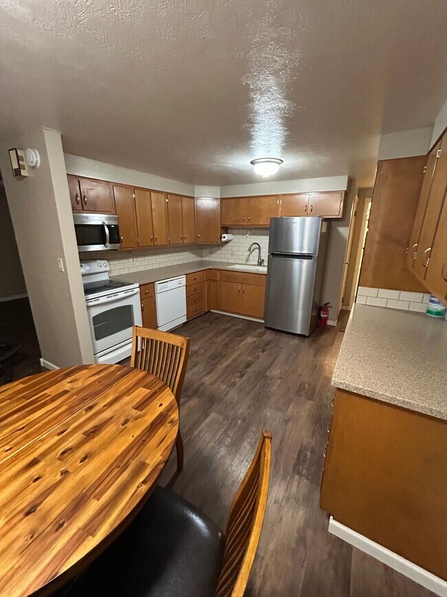 Building Photo - 223 Glenwood Dr