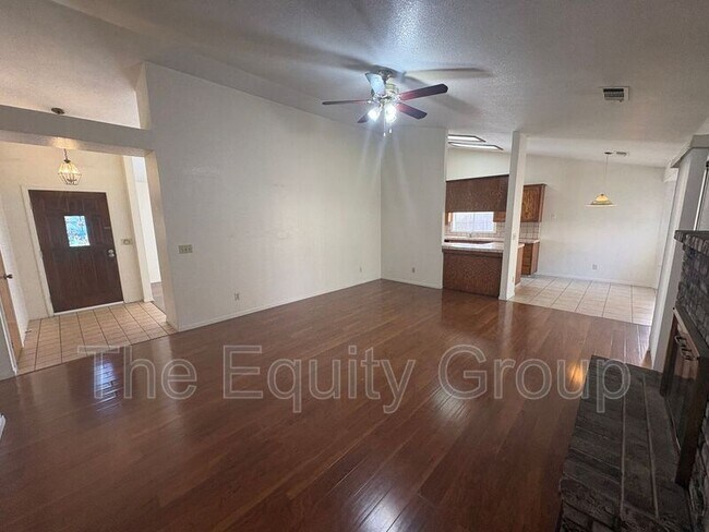 Building Photo - 5936 W Oak Ave