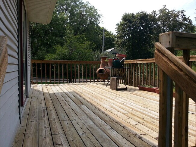 Building Photo - 2 bedroom house on large corner lot in Man...