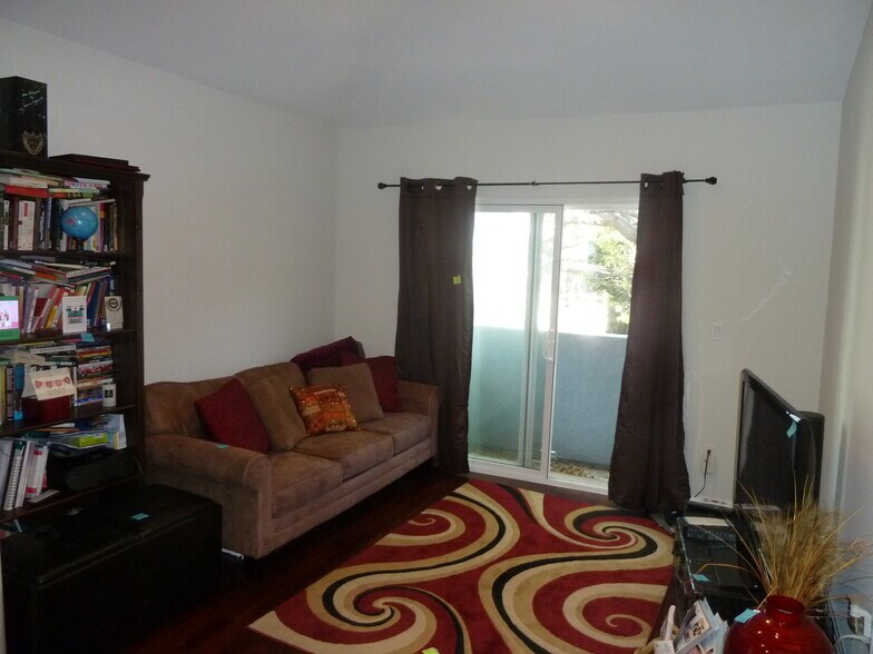 Living room - 1250 Edris Dr