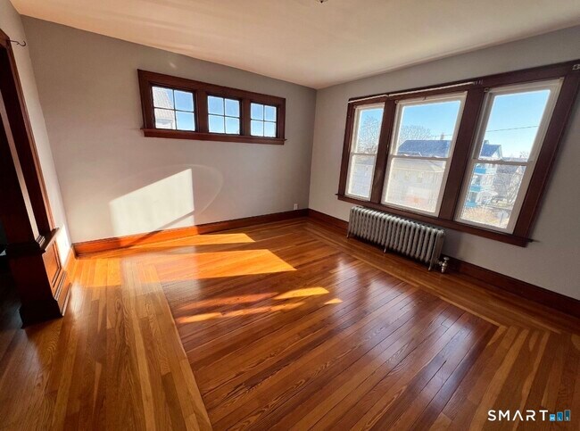 Building Photo - 75 Ridgewood St