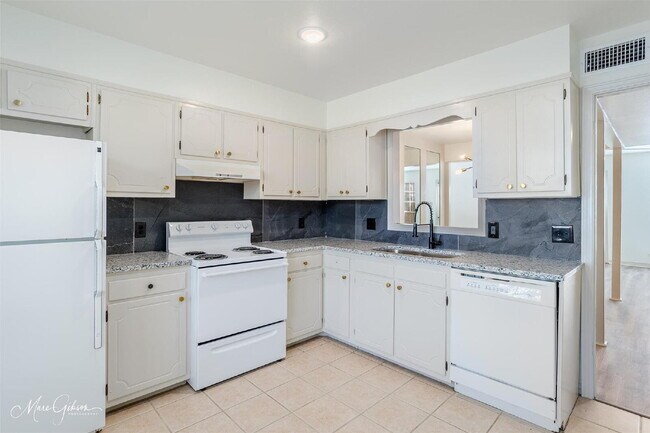 Building Photo - "Charming 2-Bed, 2-Bath Townhouse with Granite Elegance on East Stephenson!"