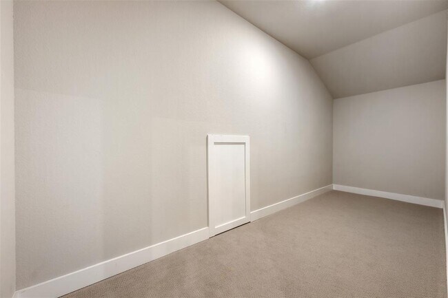 Building Photo - 2104 Prairie Oaks Dr