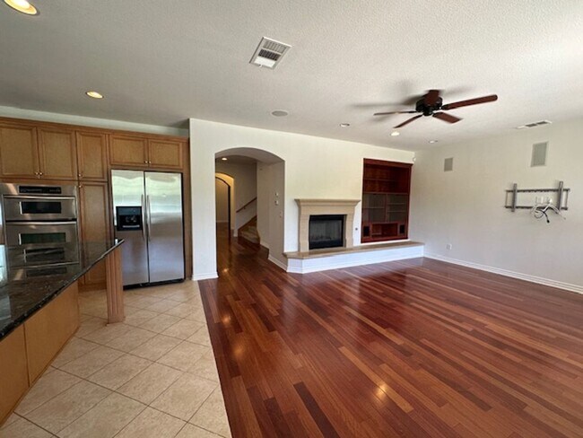 Building Photo - Stunning Executive home with loads of cust...