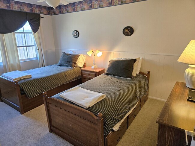 Building Photo - Seasonal Short-Term Single-Family Heated Pool Home located in Venice Gardens!