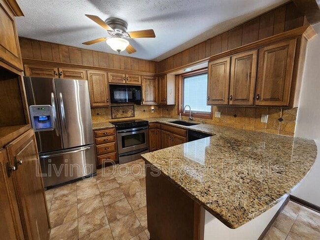 Building Photo - 7821 Trendwood Dr