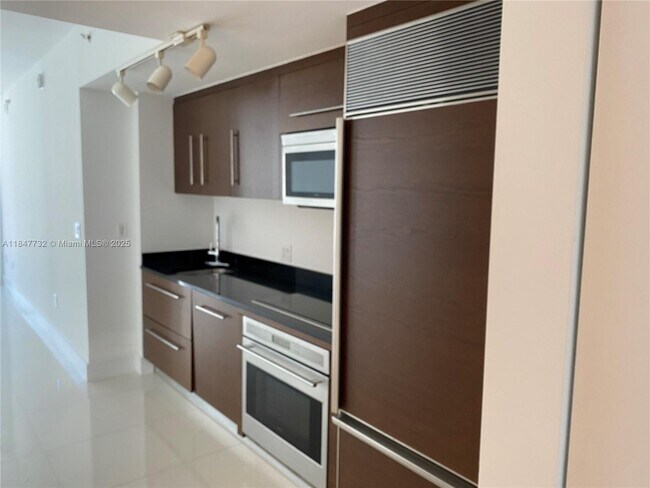 Building Photo - 475 Brickell Ave