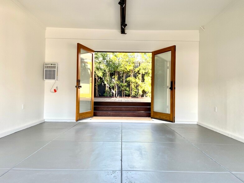 Private studio - 3365 Tyburn St