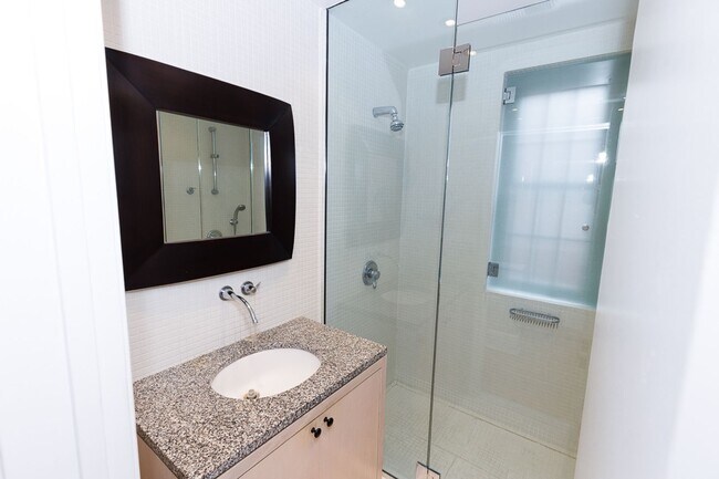 Building Photo - Large Sunny Dupont Two-Bed Condo Rental with Parking!