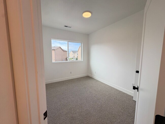 Building Photo - 2925 W 2925 N Cir