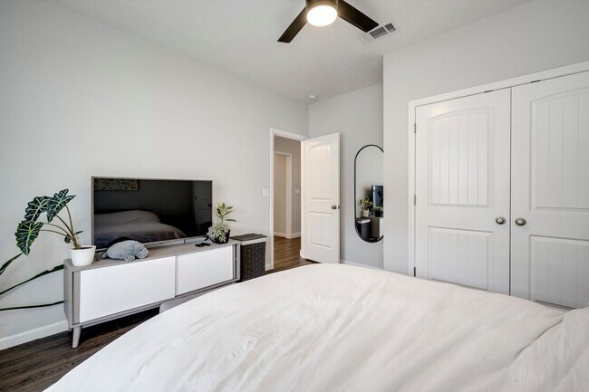 Building Photo - 858 Goodale Dr