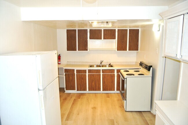 Kitchen - 124 S Lone Oak St