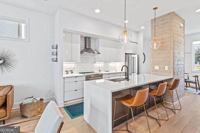 Building Photo - 2424 Memorial Dr SE