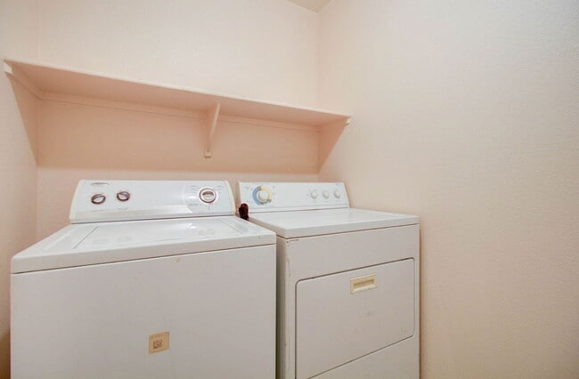 Building Photo - 1350 W Pelican Ct