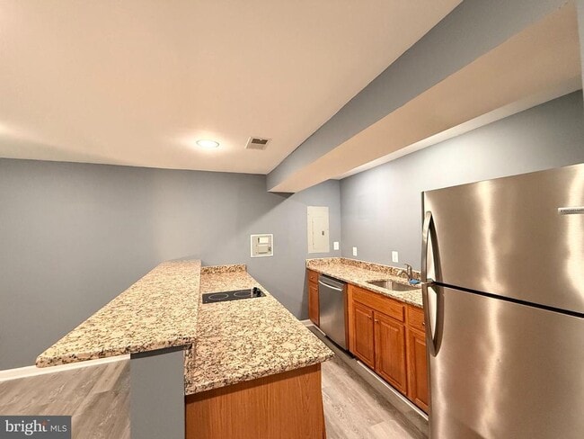 Building Photo - 10196 Breezeway Dr