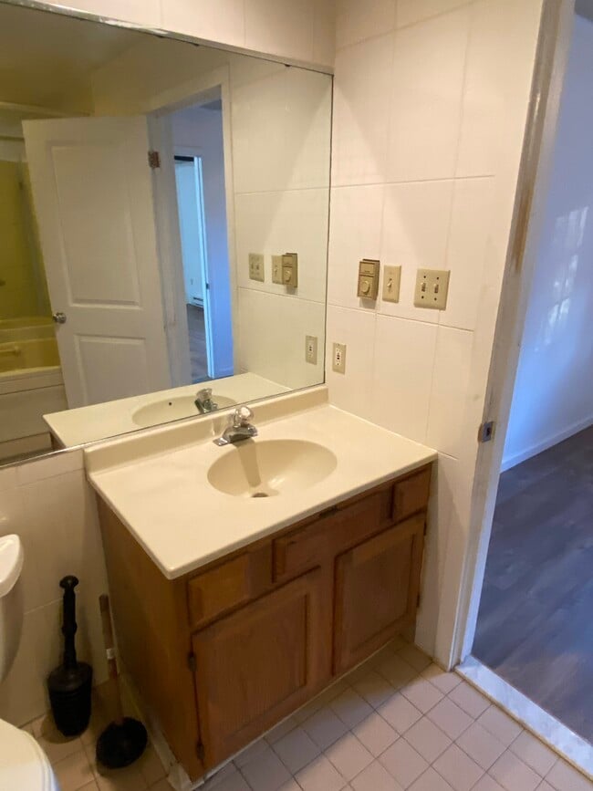 Building Photo - Chestnut Grove Village 11