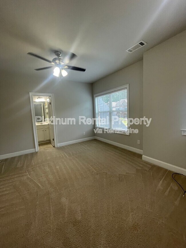 Building Photo - 5180 Mirror Lake Dr
