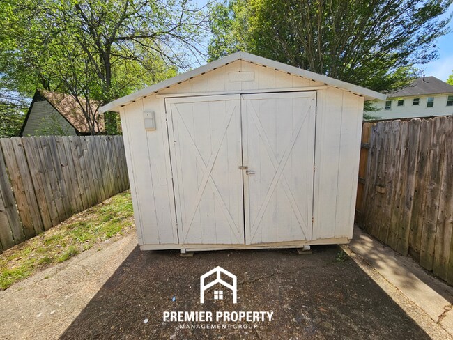 Building Photo - Massive 5BR/3BA Executive Home in East Memphis | Screened Porch & 2,200+ Sq Ft