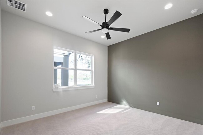 Building Photo - 1205 Friends Cv