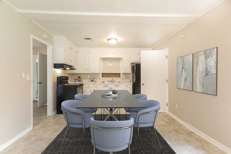 Building Photo - 241 Lake Dr NE