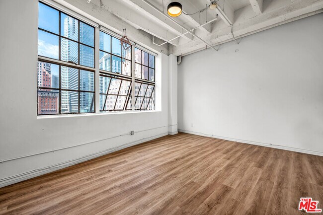 Building Photo - 312 W 5th St