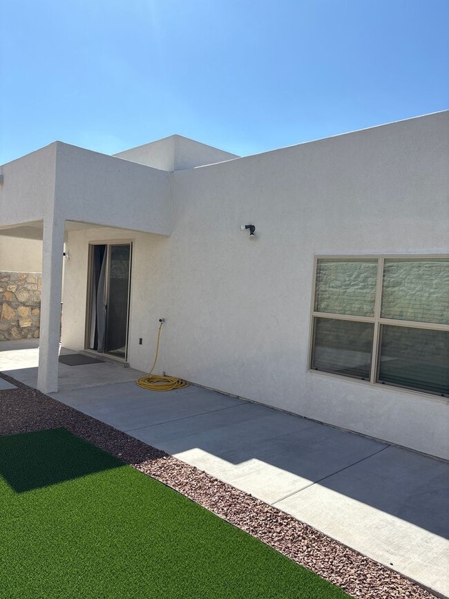 Building Photo - 3 bedroom 2.5 bath home in West El Paso!
