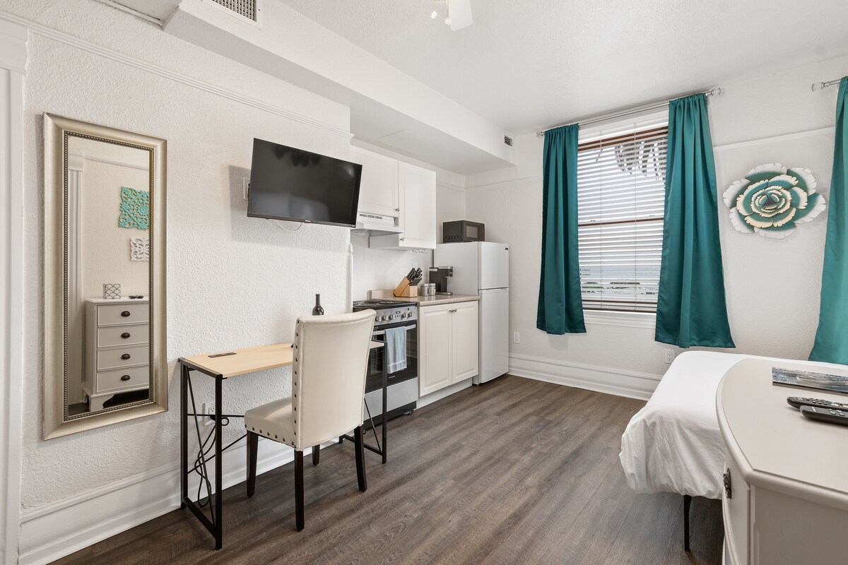 Building Photo - 2121 1st Ave