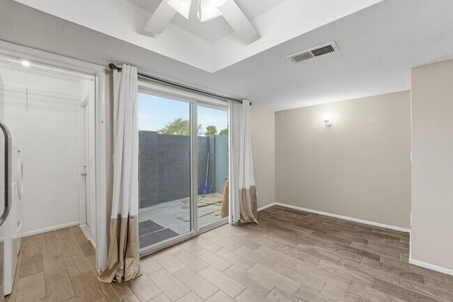 Building Photo - Beautifully maintained 3-bedroom, 2.5-bath Condo in the heart of Phoenix!