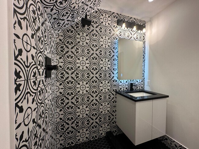 Building Photo - 411 Hampton Ct