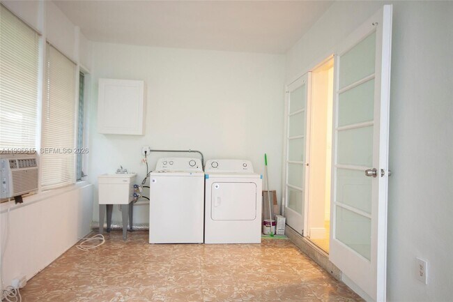 Building Photo - 1050 92nd St