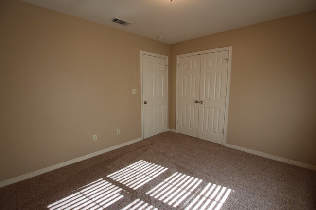 Building Photo - Stunning 3 Bedroom in Vineyard Estates Com...